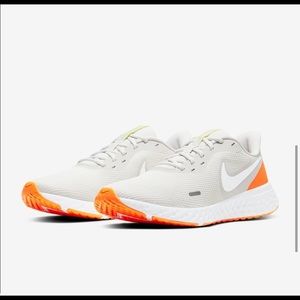 NWT Nike Revolution 5 tennis shoes size 9.5
